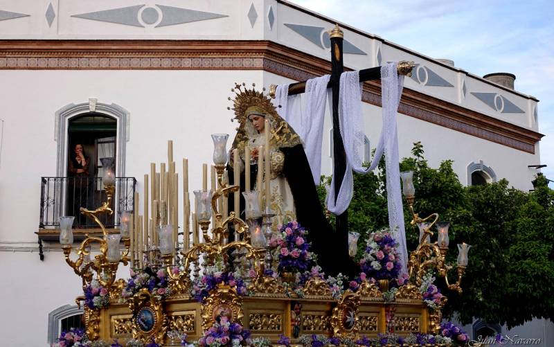 María Santísima en su Soledad en su procesión del Sábado Santo (Foto: Hermandad de la Soledad de La Puebla de los Infantes).