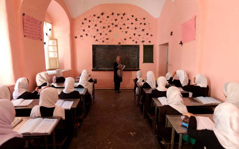 Al menos 82 niñas son envenenadas en dos colegios de Afganistán