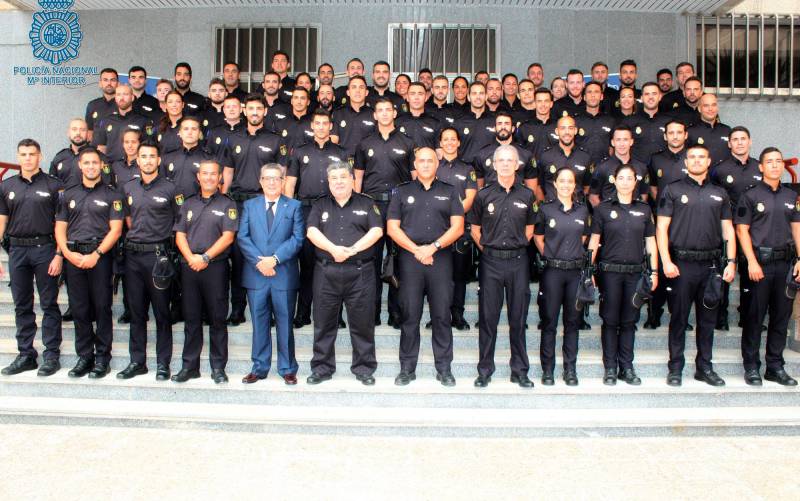 Agentes de Policía que se incorporarán al servicio en Sevilla. / El Correo
