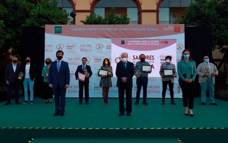 Foto de familia del acto de entrega del premio a los mejores vinos y licores de la provincia de Sevilla