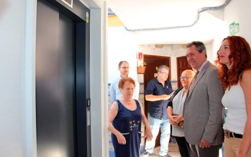 Instalación de ascensores en el Distrito Macarena, con la presencia del alcalde de Sevilla Juan Espadas. 