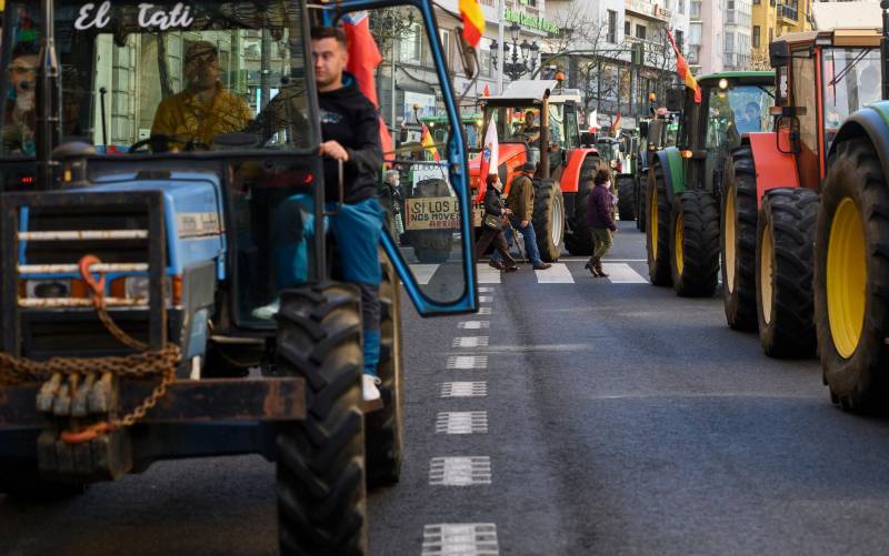 Varios tractores circulan por las calles de una ciudad en una imagen de archivo. EFE/Pedro Puente Hoyos