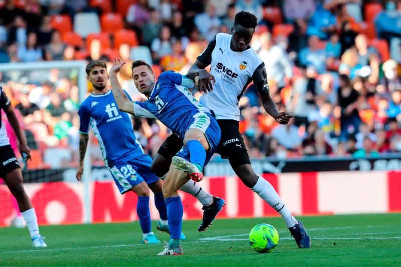 El Betis golea al Valencia en un final demoledor (0-3)