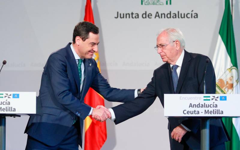 El presidente de la Junta de Andalucía, Juanma Moreno (i), estrecha su mano con el presidente de Melilla, Juan José Imbroda. / E.P.
