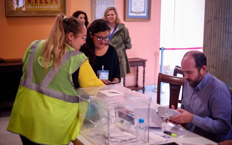 Una persona votando en una mesa electoral. / E.P.