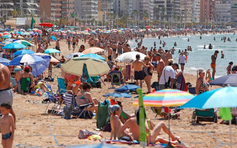 Centenares de personas en la Playa de Levante de Benidorm este miércoles, Toni Perez .EFE/ Morell