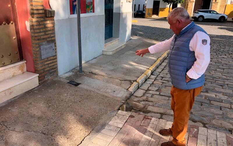 Un testigo señala el lugar en el que tuvo lugar el 5 de enero el accidente durante la cabalgata de Reyes en Marchena. EFE/ David Arjona