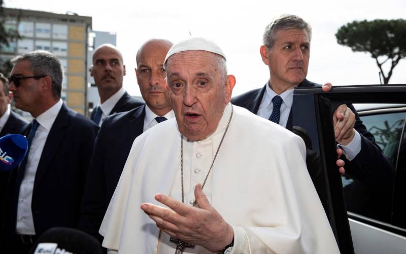 El papa Francisco sale del hospital tras tres noches ingresado con bronquitis. EFE/EPA/ANGELO CARCONI