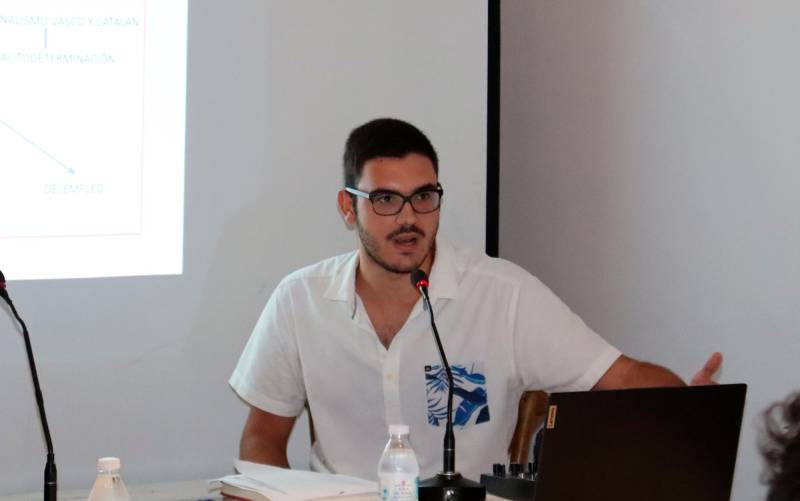 Gabriel Naranjo, autor del estudio, en su intervención en el acto de presentación en el Ateneo de Cantillana (Foto: Ateneo de Cantillana)
