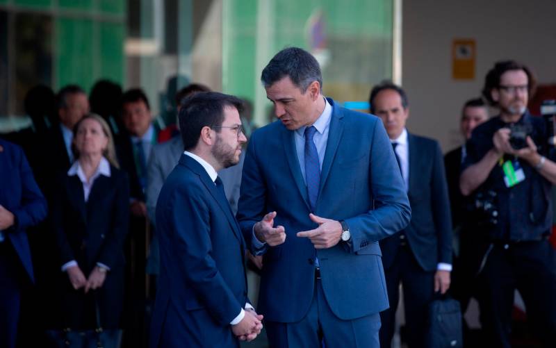 El presidente de la Generalitat, Pere Aragonès, y el presidente del Gobierno, Pedro Sánchez. / DAVID ZORRAKINO - EUROPA PRESS