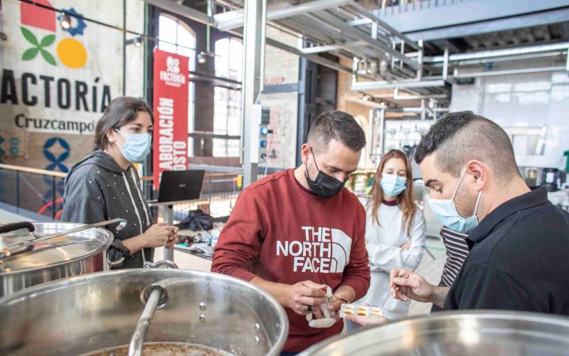 Fundación Cruzcampo y la Universidad de Sevilla forman a jóvenes como expertos en la elaboración de cerveza