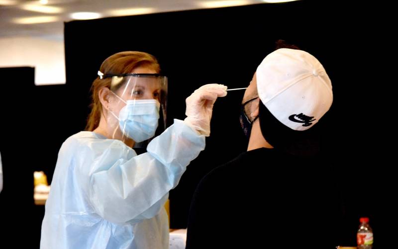 Una trabajadora sanitaria realiza un test de antígenos. / E.P.
