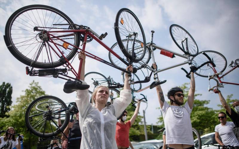 Activistas de Greenpeace sostienen bicicletas como protesta. EFE/Clemens Bilan