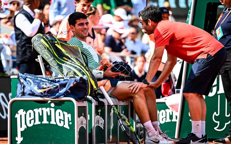 Un Alcaraz lesionado cede ante Djokovic en semifinales de Roland Garros