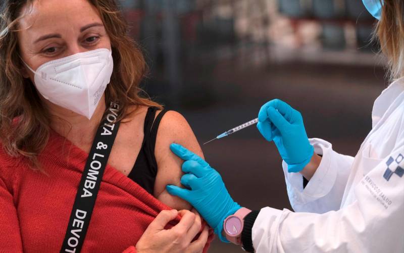 Una mujer recibe una dosis de la vacuna de Moderna. EFE/ Paco Paredes