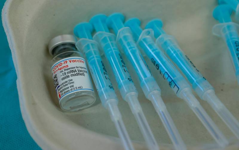 Imagen de archivo de un detalle de un vial de una vacuna de Moderna y varias dosis. EFE/Chema Moya