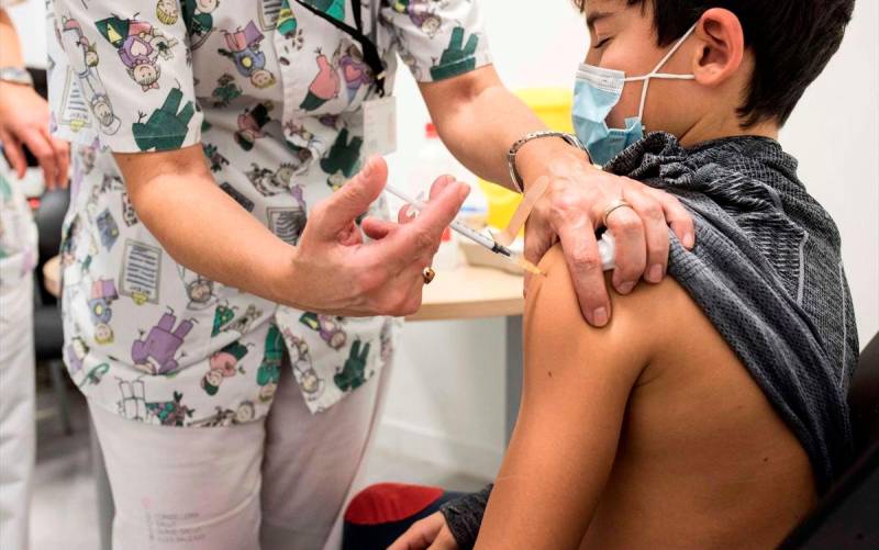 Un niño recibiendo una vacuna. / EFE