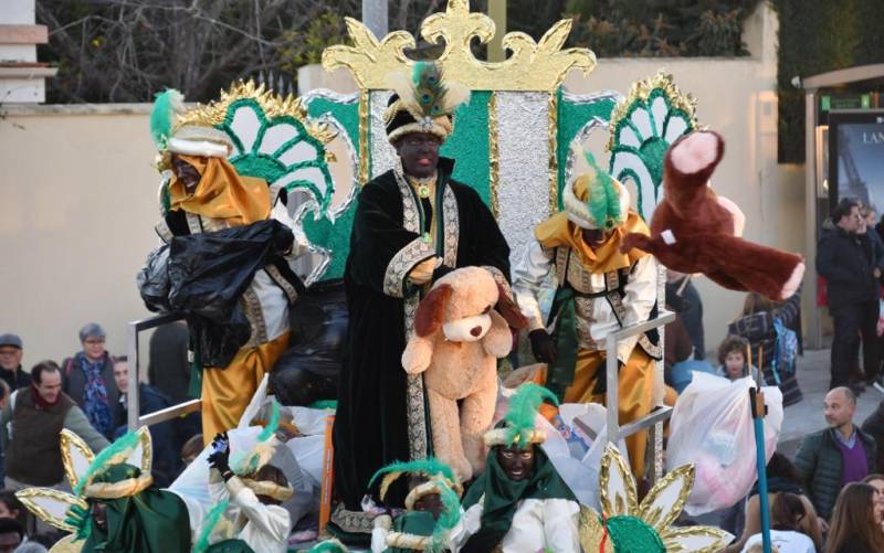 Tomares recibe a los Reyes Magos y a su cortejo formado por diez carrozas y más de 600 personas