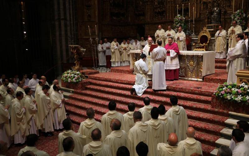 Fotos | Ceremonia de ordenación sacerdotal en la Catedral de Sevilla