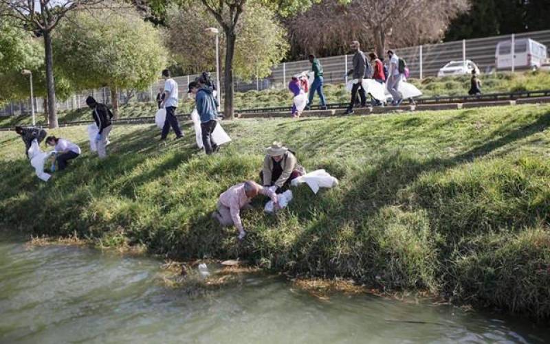 Unos 50 voluntarios limpian el río Guadalquivir 