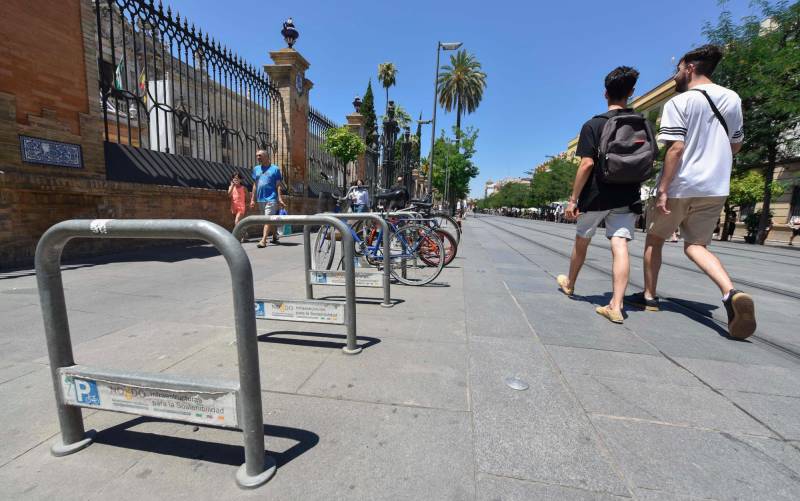 Bicicleteros de la calle San Fernando. Foto: Jesús Barrera. 