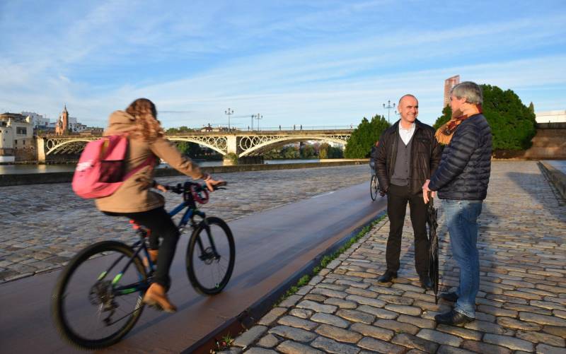 El delegado de Hábitat Urbano, Antonio Muñoz, junto al renovado paseo ciclista. Foto: El Correo.