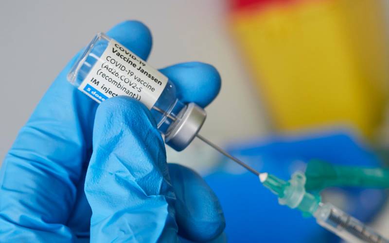 Una profesional sanitaria sostiene un vial con una vacuna contra el coronavirus. / E.P.