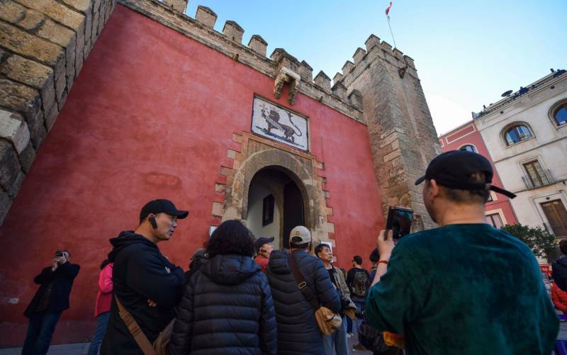 Colas de turistas en la puerta del Alcázar. Foto: Jesús Barrera.