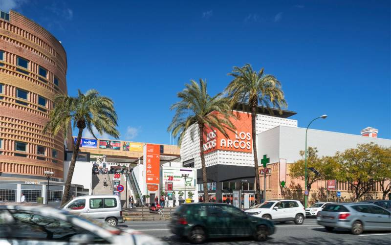 Centro Comercial Los Arcos visto desde el exterior de la calle Luis Montoto.