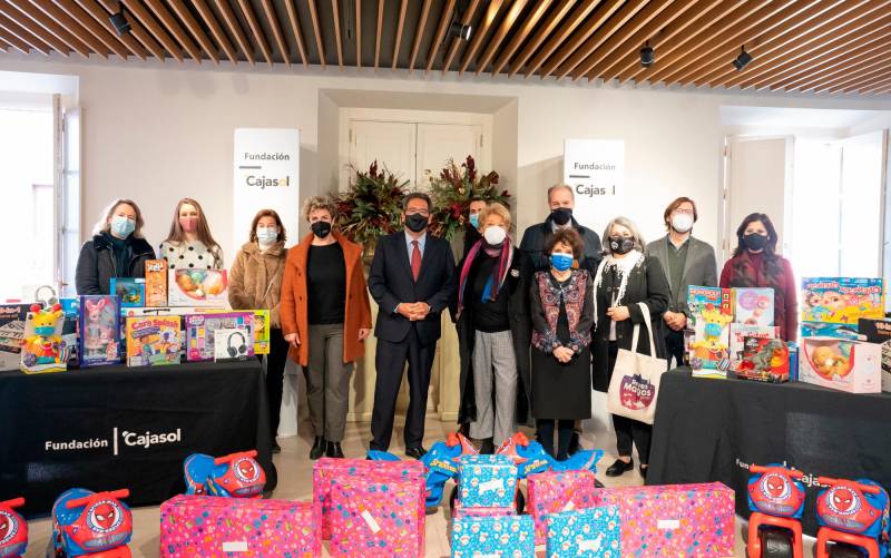 La Fundación Cajasol clausura los Gozos de Diciembre con la entrega de juguetes