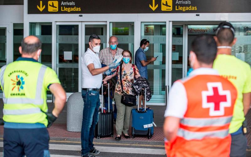 El pasajero del vuelo Madrid-Lanzarote vuelve a dar positivo en la PCR