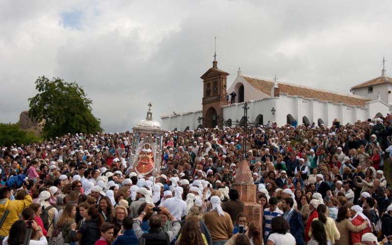La Virgen de Setefilla llegando a la cruz del Humilladero en la última Venida, celebrada el 26 de abril de 2015 (Foto: Francisco J. Domínguez)