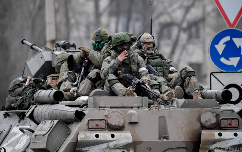 Militares rusos montan un vehículo blindado de transporte de personal en Armyansk, en el norte de Crimea. / E.P.