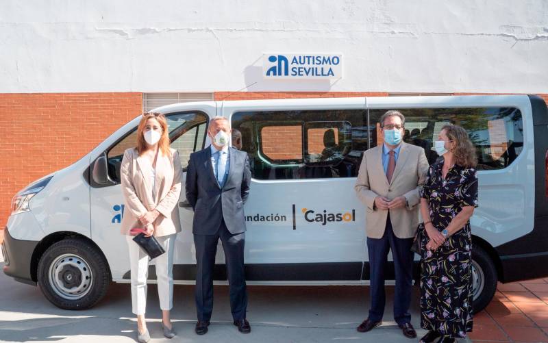 La Asociación Autismo Sevilla recibe un vehículo para facilitar sus actividades
