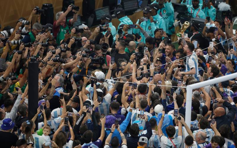 Lionel Messi (d) de Argentina celebra con el trofeo hoy, tras ganar la final del Mundial de Fútbol Qatar 2022 entre Argentina y Francia, el 27 de diciembre de 2022, en el estadio de Lusail (Catar). EFE/ Alberto Estevez