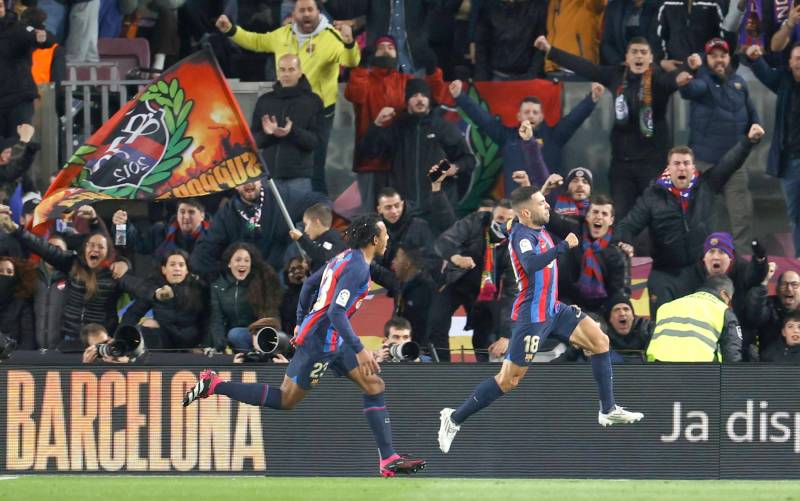Los jugadores del FC Barcelona, Jules Koundé y Jordi Alba celebran el gol de su equipo durante el partido de la jornada 20 de LaLiga que FC Barcelona y Sevilla FC. EFE/ Toni Albir