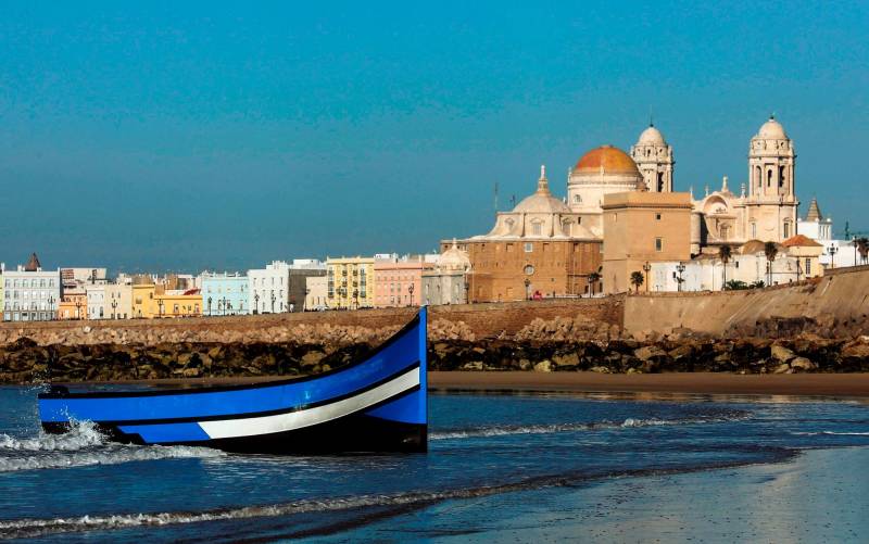 La patera en la playa de Santa María del Mar, en Cádiz. EFE/Román Ríos