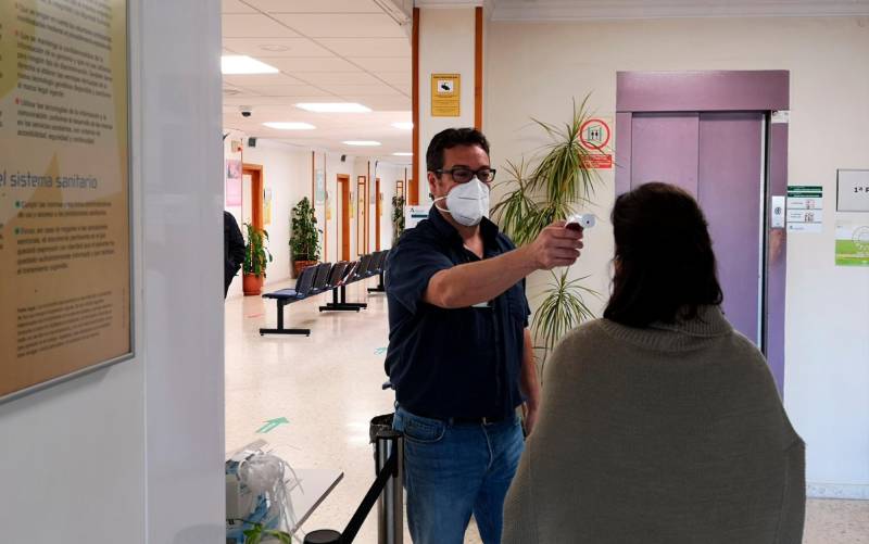 Andalucía recupera las consultas médicas presenciales perdidas hace un año