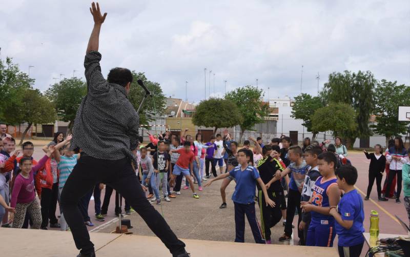Los alumnos del colegio Los Montecillos aprenden y se divierten con el flamenco.