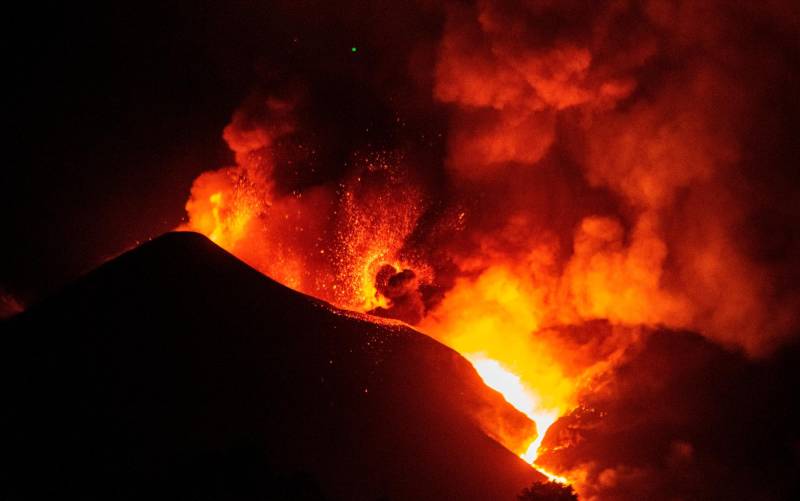 El volcán de La Palma continúa su actividad emitiendo lava. EFE/ Miguel Calero
