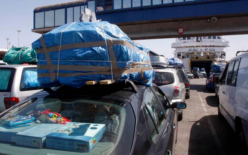  Los automóviles esperan en cola para embarcar con destino a Tánger en el puerto de Algeciras. / EFE