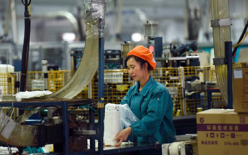 Un trabajador en una fábrica china. / EFE