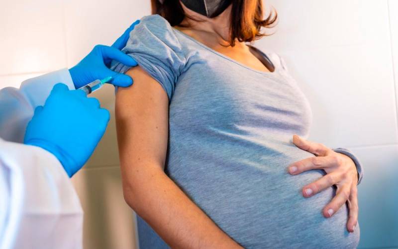 Vacunación a una mujer embarazada. / E.P.