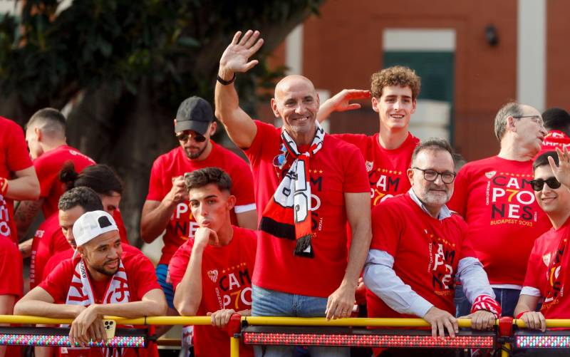 El director deportivo del Sevilla FC, Monchi (c), celebra la copa de la Liga Europa, séptima del equipo hispalense, cosechada en la final ante la Roma. EFE/ Jose Manuel Vidal