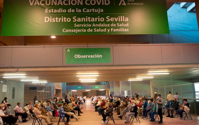 Varias personas esperan en el área de observación después de que les hayan administrada la vacuna contra el Covid-19, a 28 de abril de 2021, en el Estadio de la Cartuja, en Sevilla, (España) Eduardo Briones - Europa Press