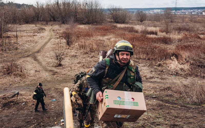 Un soldado del ejército ucraniano con una caja de provisiones. / E.P.