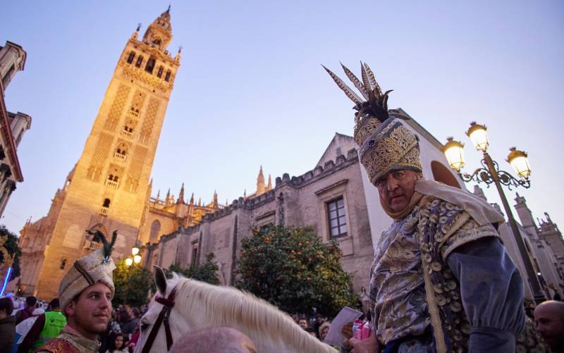 El Heraldo Real recoge las llaves de Sevilla como anticipo de la Cabalgata
