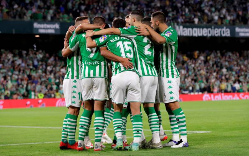 Los jugadores del Real Betis celebran el primer gol del equipo. EFE/Julio Muñoz.