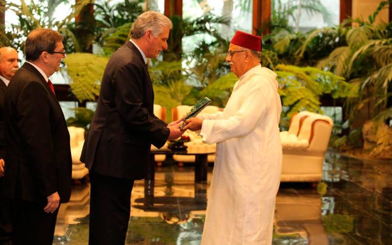 Su presentación como embajador de Marruecos con el presidente cubano Díaz Canel, y el ministro de Exteriores cubano (2018). 