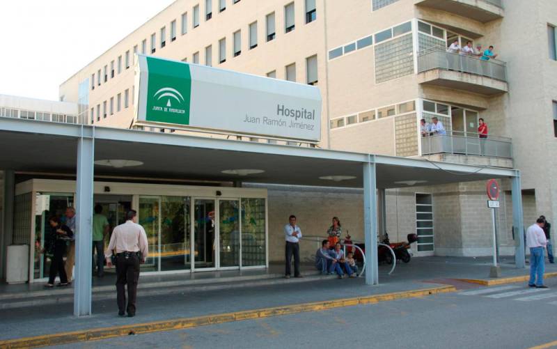 Fachada del hospital Juan Ramón Jiménez. / EFE